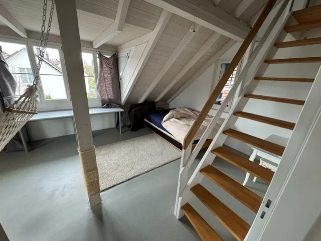 Helles, doppelstöckiges Zimmer an ruhiger Lage mit Garten