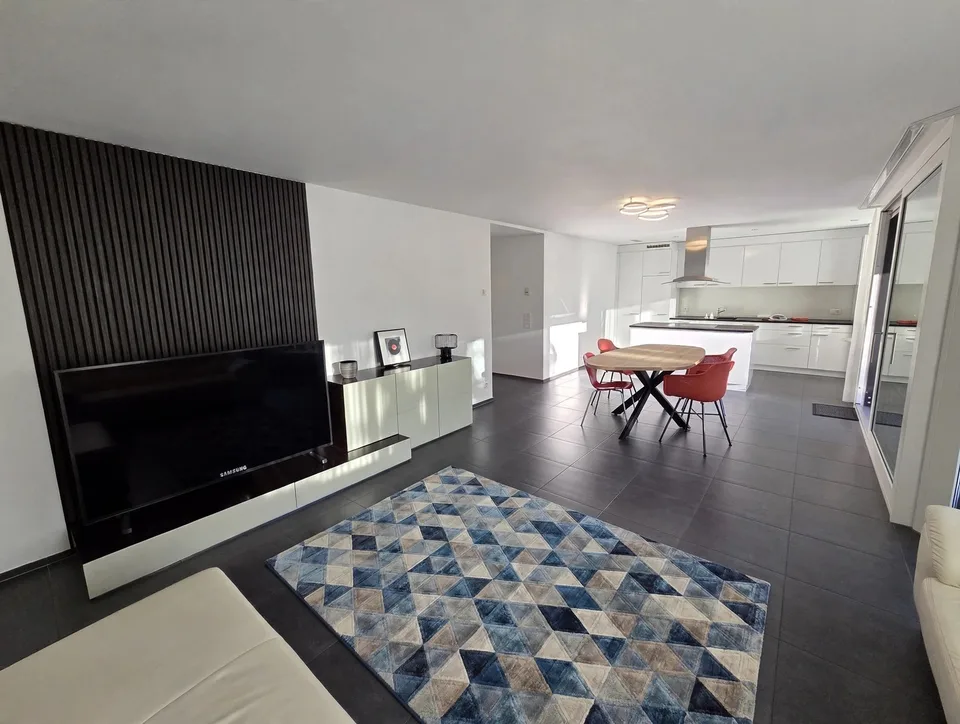 Fully Renovated & Furnished 3.5-Room Garden Apartment