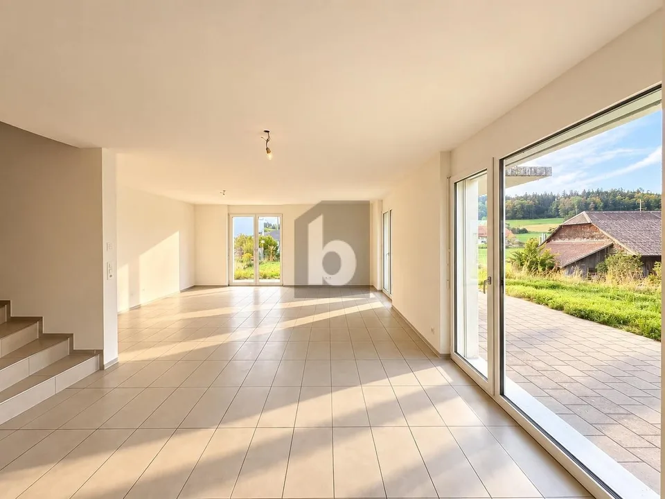 Spacious living room with large garden – photo 8 of 10