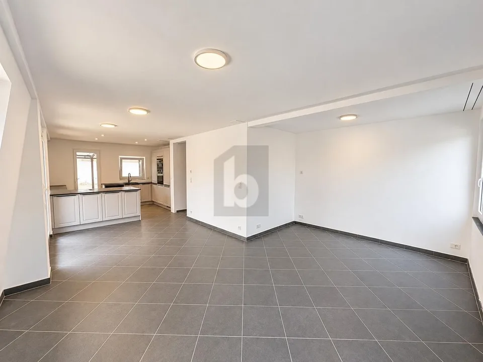 KOMPLETT NEU SANIERT MIT GROSSER TERRASSE
