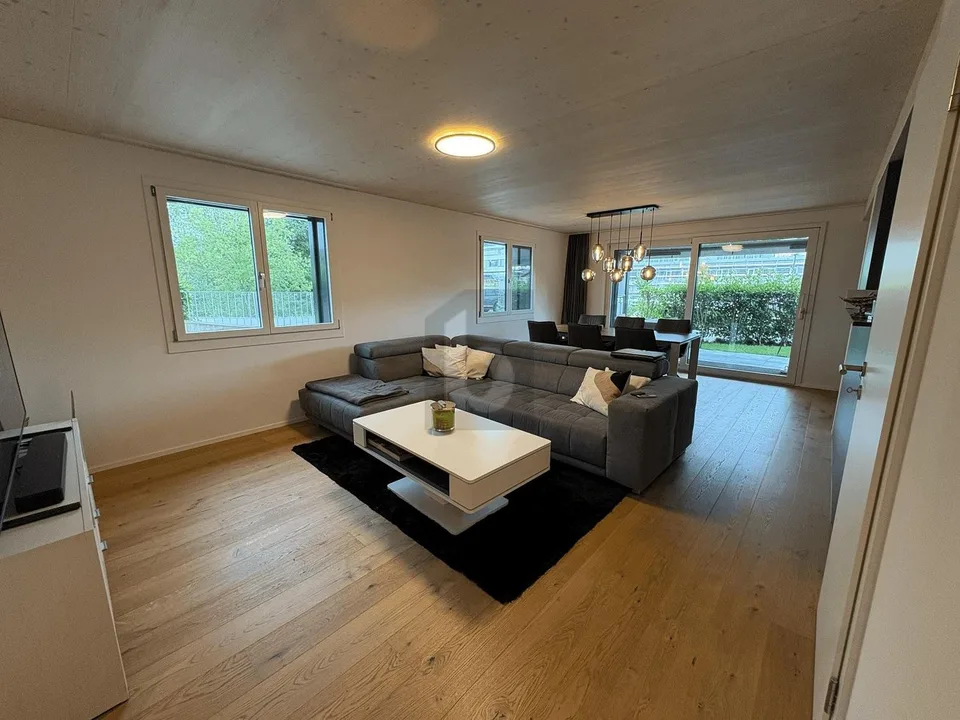 Appartement de terrasse neuve avec idylle de jardin