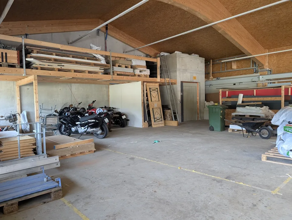 Gewerbehalle mit Kran, Lager und Büro in Lausen – Foto 14 von 14
