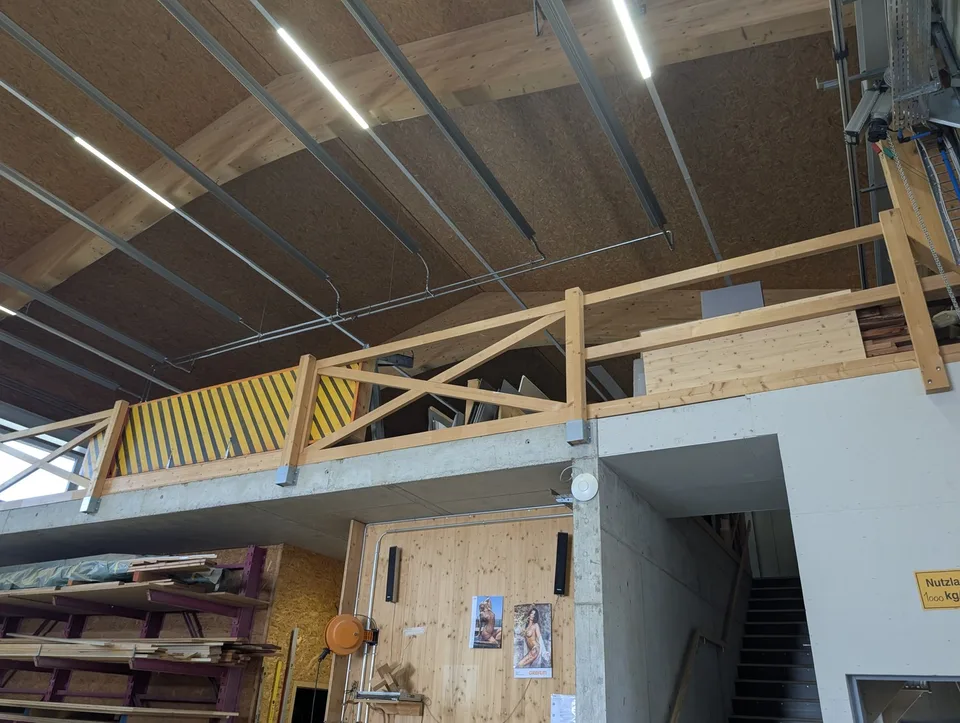 Gewerbehalle mit Kran, Lager und Büro in Lausen – Foto 5 von 14