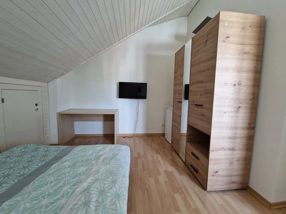 Möbilierte Monatszimmer, mit eigenem Badezimmer