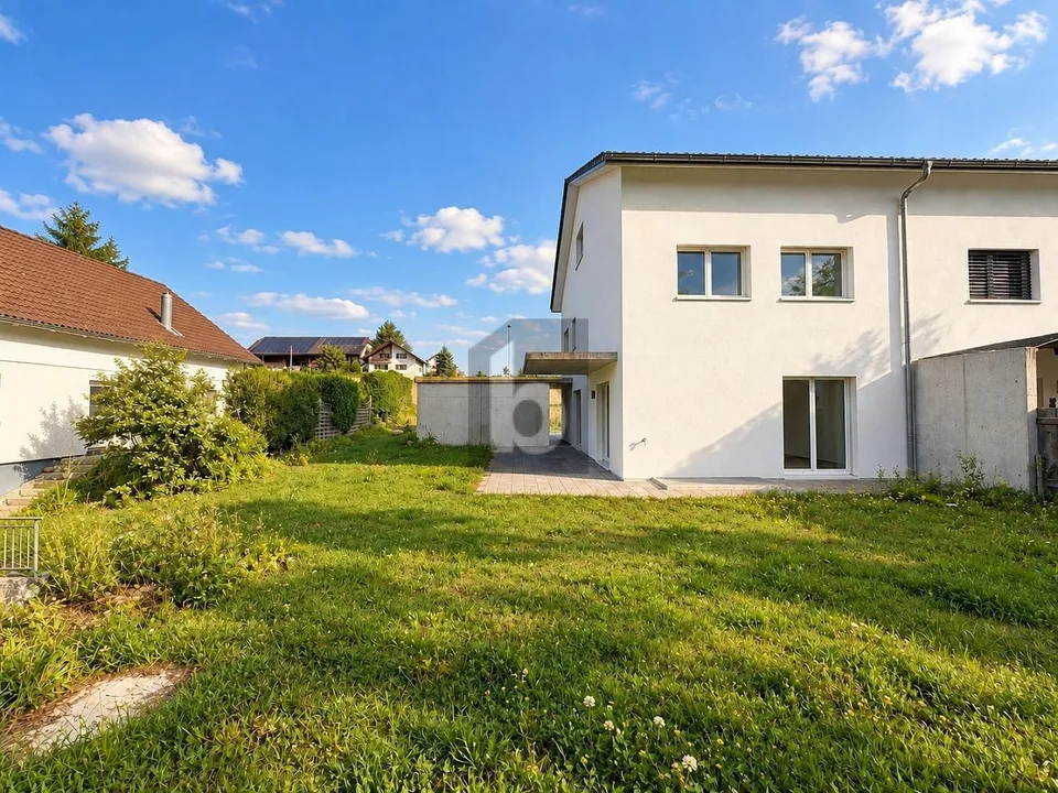 GERÄUMIGER WOHNRAUM MIT GROSSEM GARTEN – photo 1 of 6