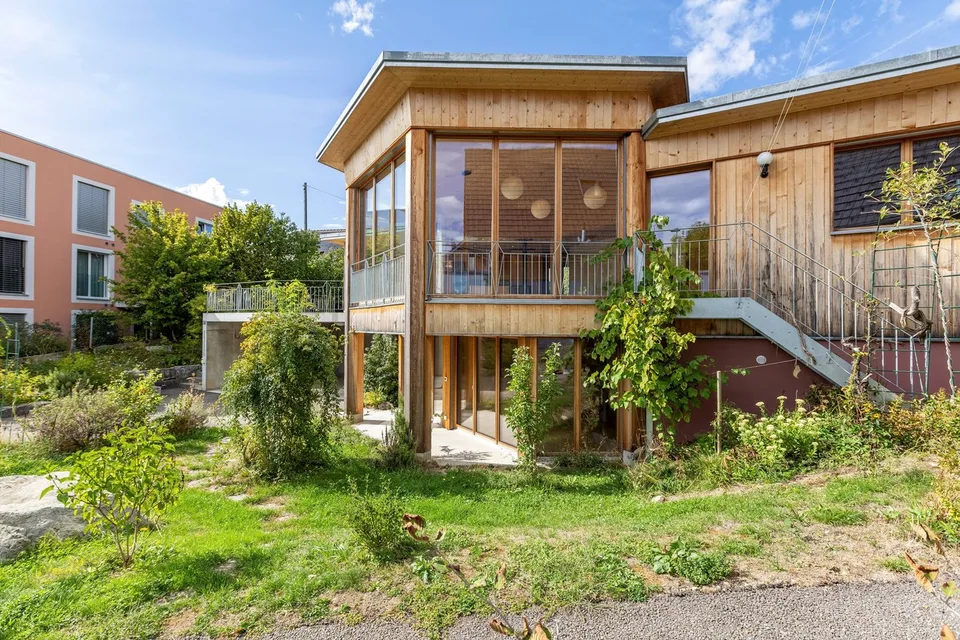 Modernes Wohnhaus mit separater Wohneinheit, Lift, Photovoltaik und viel Flexibilität – Foto 2 von 27