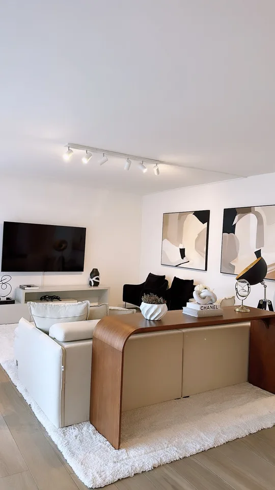 Grosse, moderne Neubauwohnung mit grossem Balkon und Blick auf den Zürichsee
