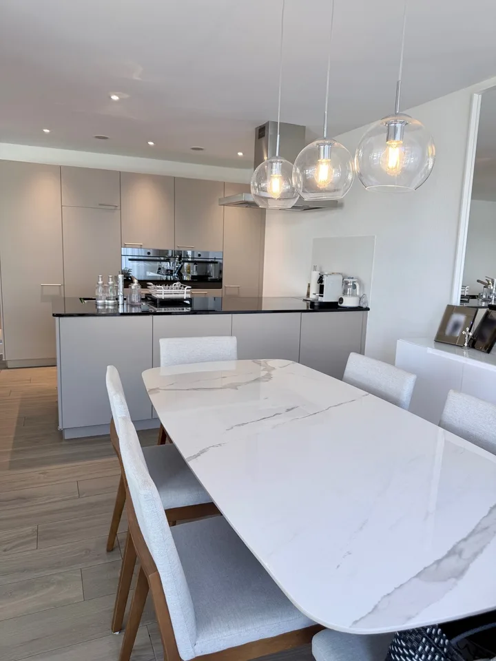 Grosse, moderne Neubauwohnung mit grossem Balkon und Blick auf den Zürichsee