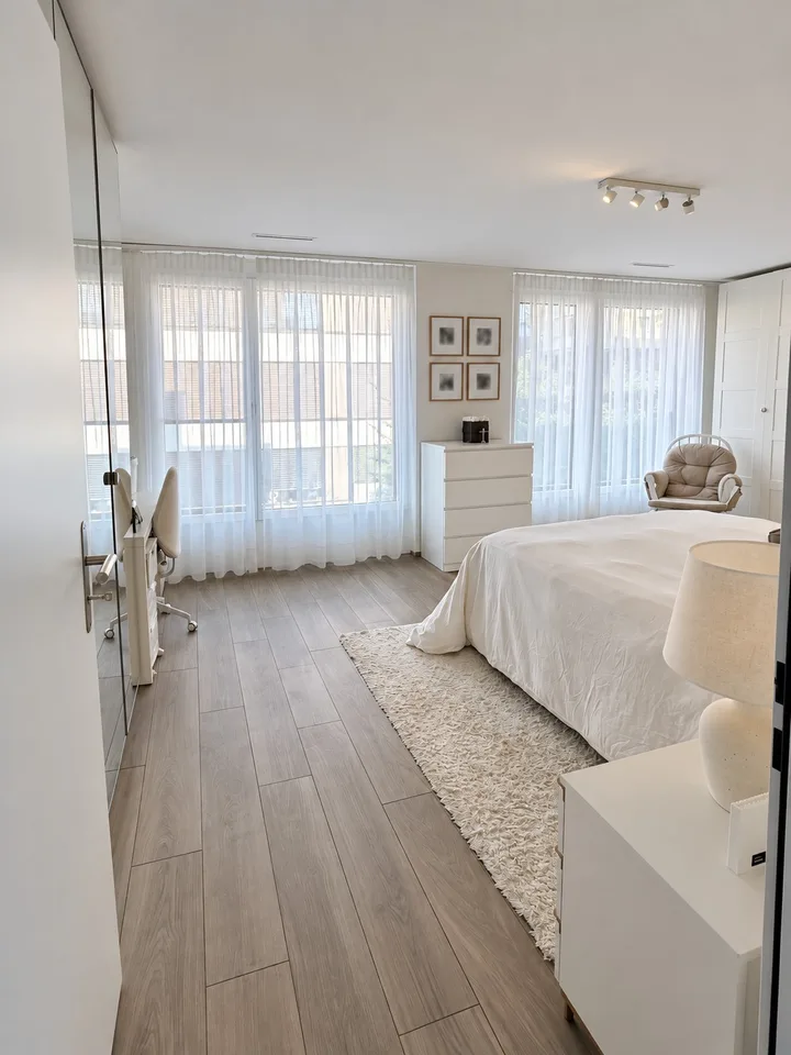 Grosse, moderne Neubauwohnung mit grossem Balkon und Blick auf den Zürichsee