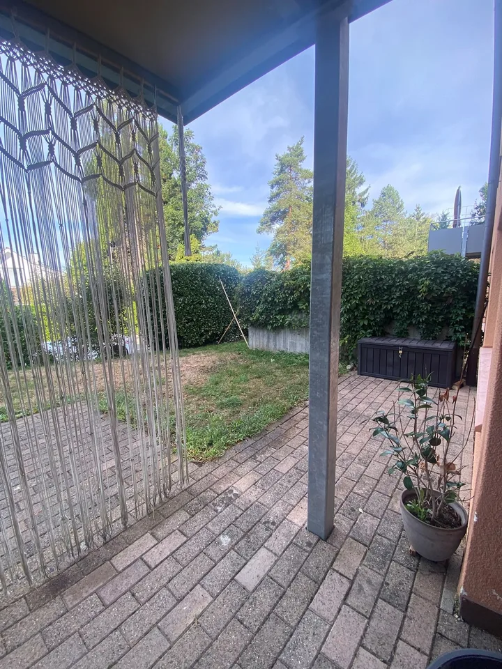 Grosszügige 2.5-Zimmer-Wohnung mit Gartensitzplatz & Cheminée