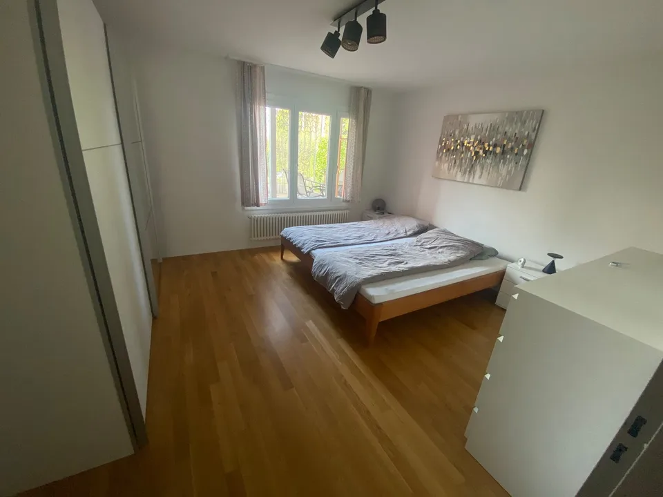 Grosszügige 2.5-Zimmer-Wohnung mit Gartensitzplatz & Cheminée