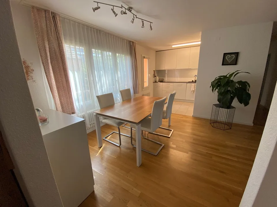 Grosszügige 2.5-Zimmer-Wohnung mit Gartensitzplatz & Cheminée