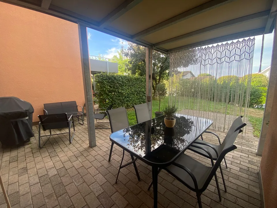 Grosszügige 2.5-Zimmer-Wohnung mit Gartensitzplatz & Cheminée