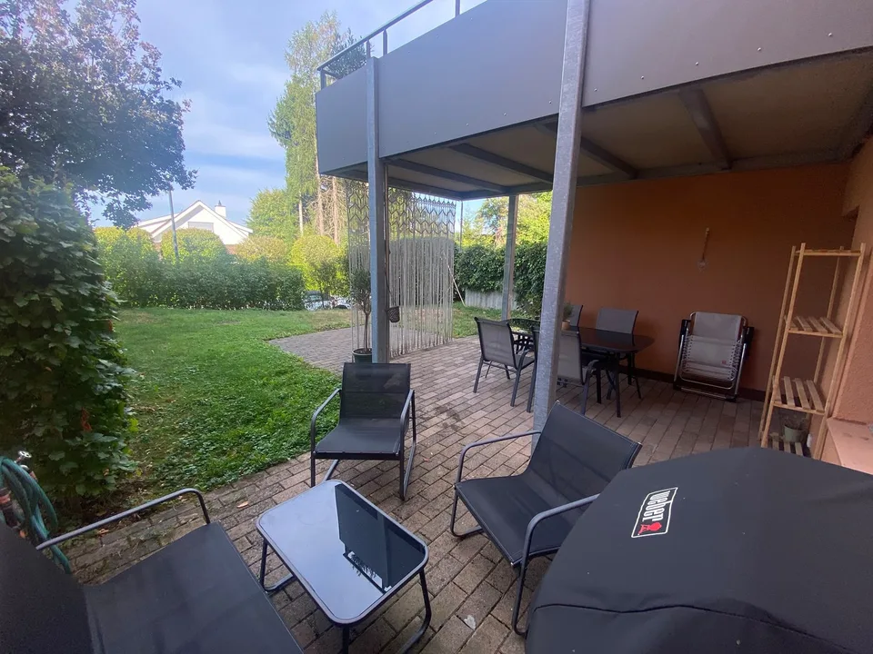 Grosszügige 2.5-Zimmer-Wohnung mit Gartensitzplatz & Cheminée