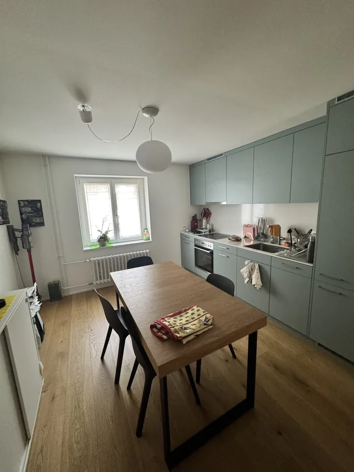 Moderne Stadtwohnung mit Balkon – zentrale Lage in der Innenstadt – Foto 2 von 8