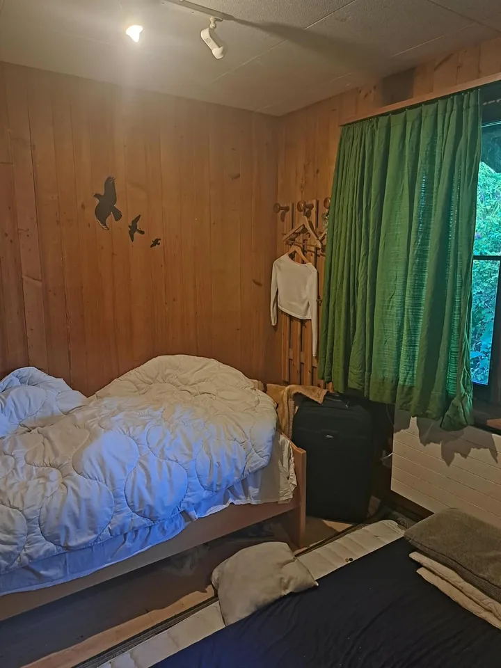 möbliertes Zimmer