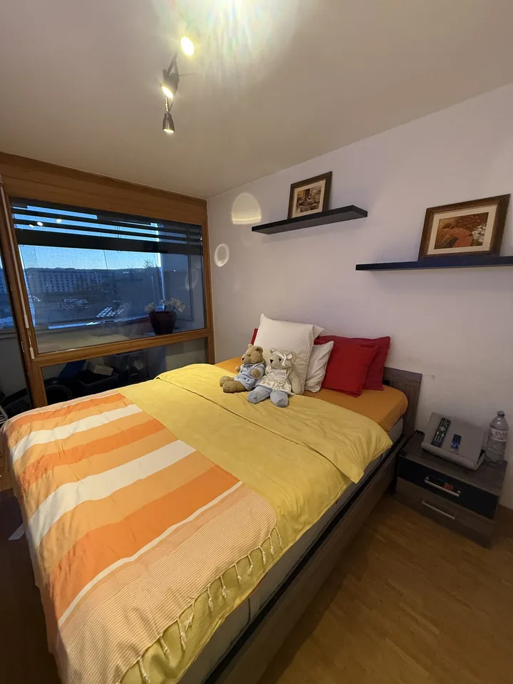 Habitation avec toilettes complète et balcon