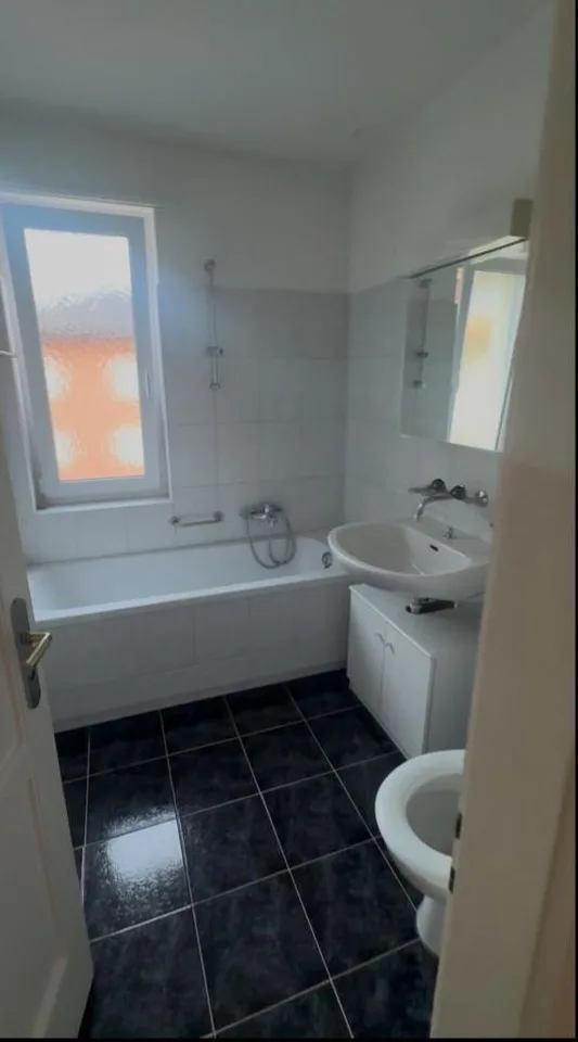 Fully furnished room with private balcony in Küsnacht with all bills included + cleaning