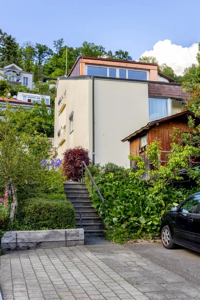 NACHMIETER GESUCHT für Grosszügige und helle 3.5-Zimmer-Dachwohnung mit Seesicht in Hünibach