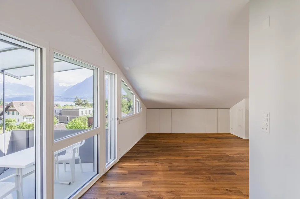 NACHMIETER GESUCHT für Grosszügige und helle 3.5-Zimmer-Dachwohnung mit Seesicht in Hünibach