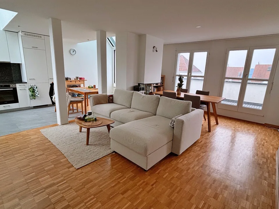 Helle 3.5-Zimmer-Maisonette mit Aussicht in Bonstetten