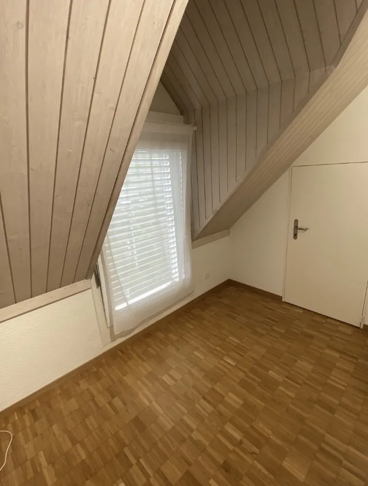 Helle 3.5-Zimmer-Maisonette mit Aussicht in Bonstetten