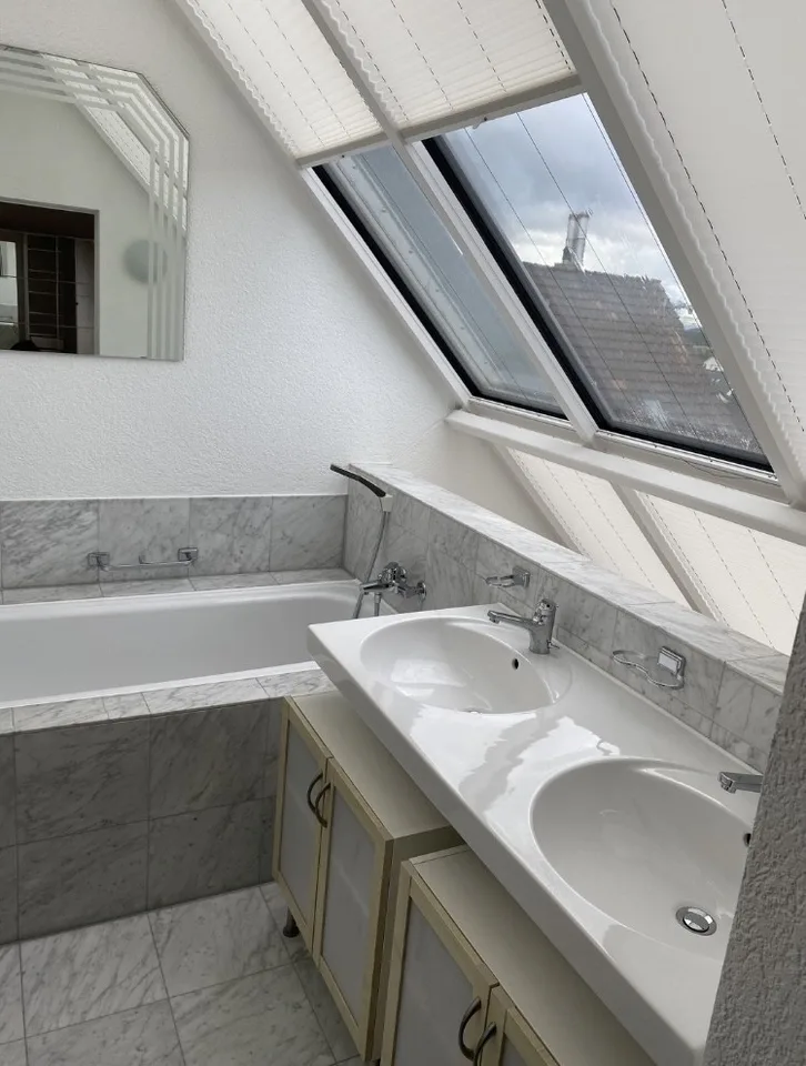 Helle 3.5-Zimmer-Maisonette mit Aussicht in Bonstetten