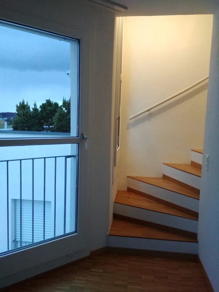 Helle 3.5-Zimmer-Maisonette mit Aussicht in Bonstetten