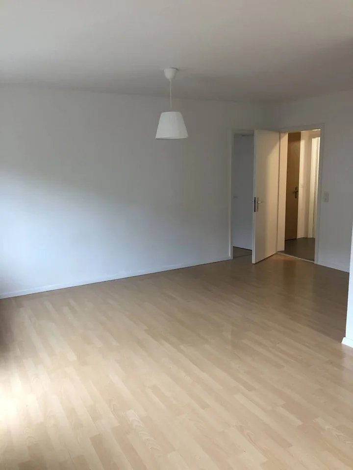 Bright 4-Room Apartment with Large Balcony & Beautiful Lägern Views – Replacement Tenant Wanted