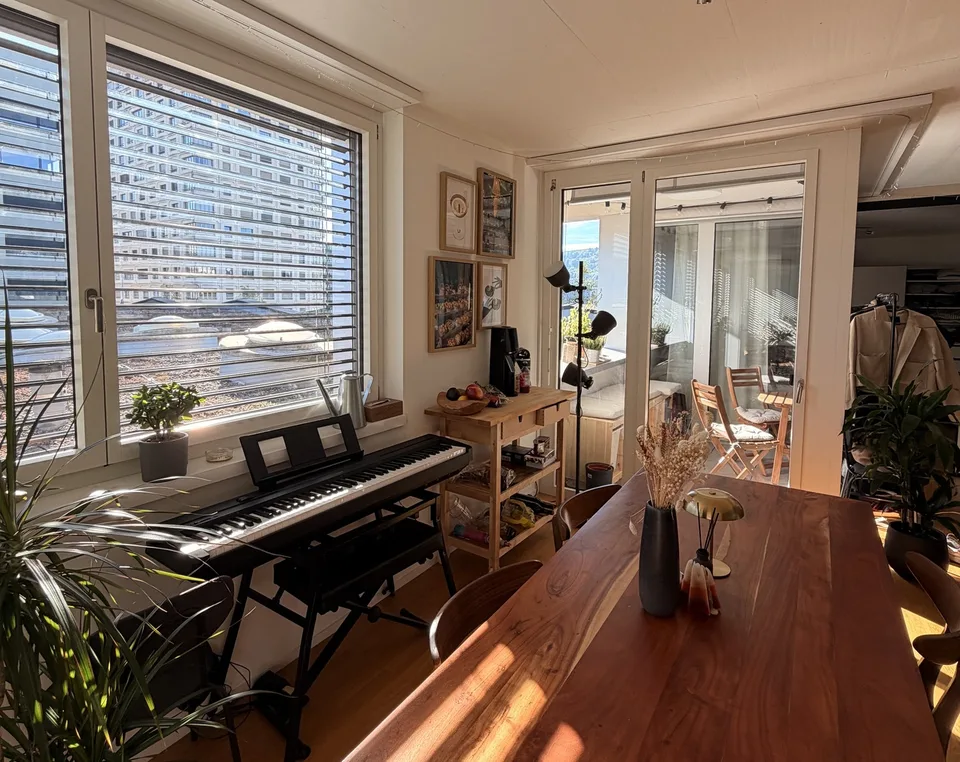 Bright Room in Beautiful Loft-Style Apartment