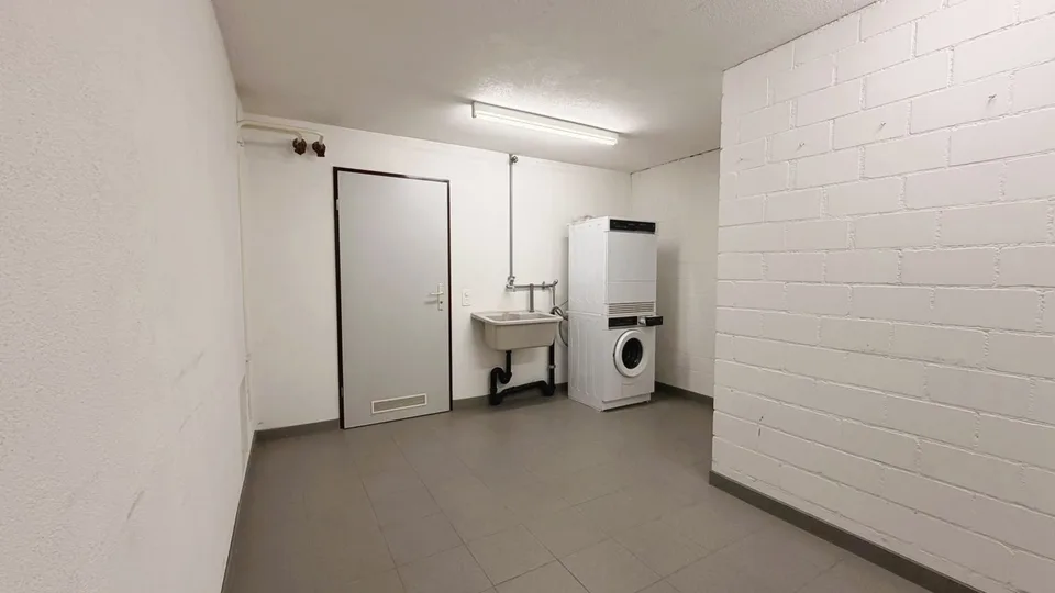 Frisch renovierte 3.5-Zimmer-Wohnung mit ca. 95 m² und zwei Balkonen