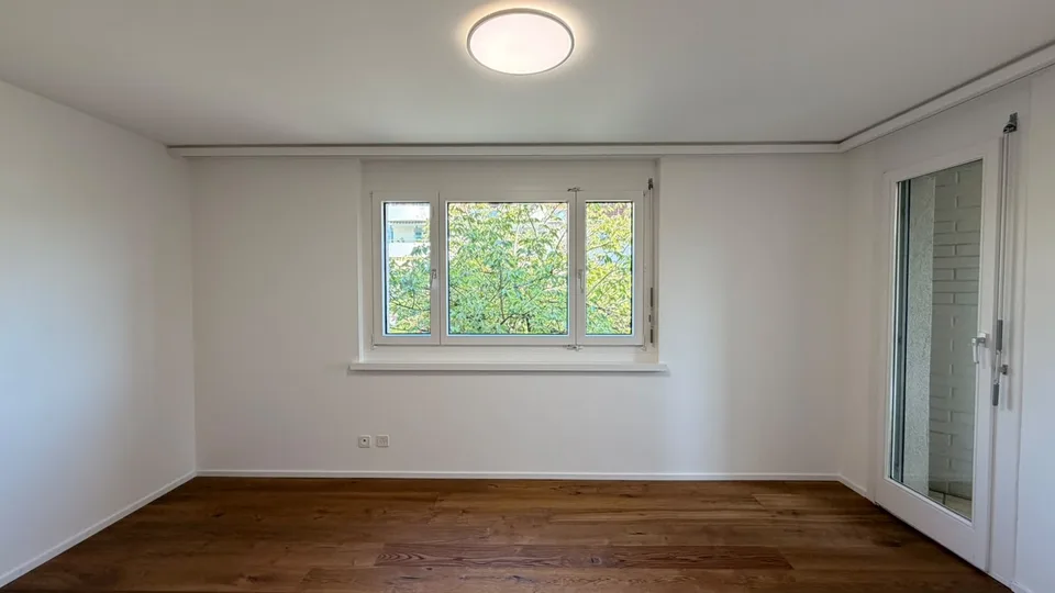 Frisch renovierte 3.5-Zimmer-Wohnung mit ca. 95 m² und zwei Balkonen