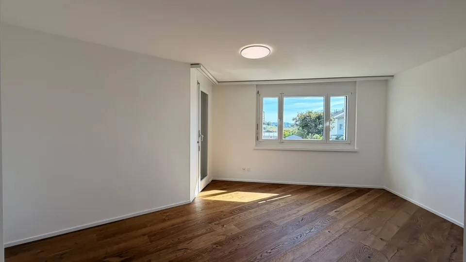 Frisch renovierte 3.5-Zimmer-Wohnung mit ca. 95 m² und zwei Balkonen