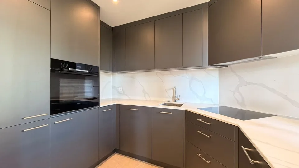 Frisch renovierte 3.5-Zimmer-Wohnung mit ca. 95 m² und zwei Balkonen