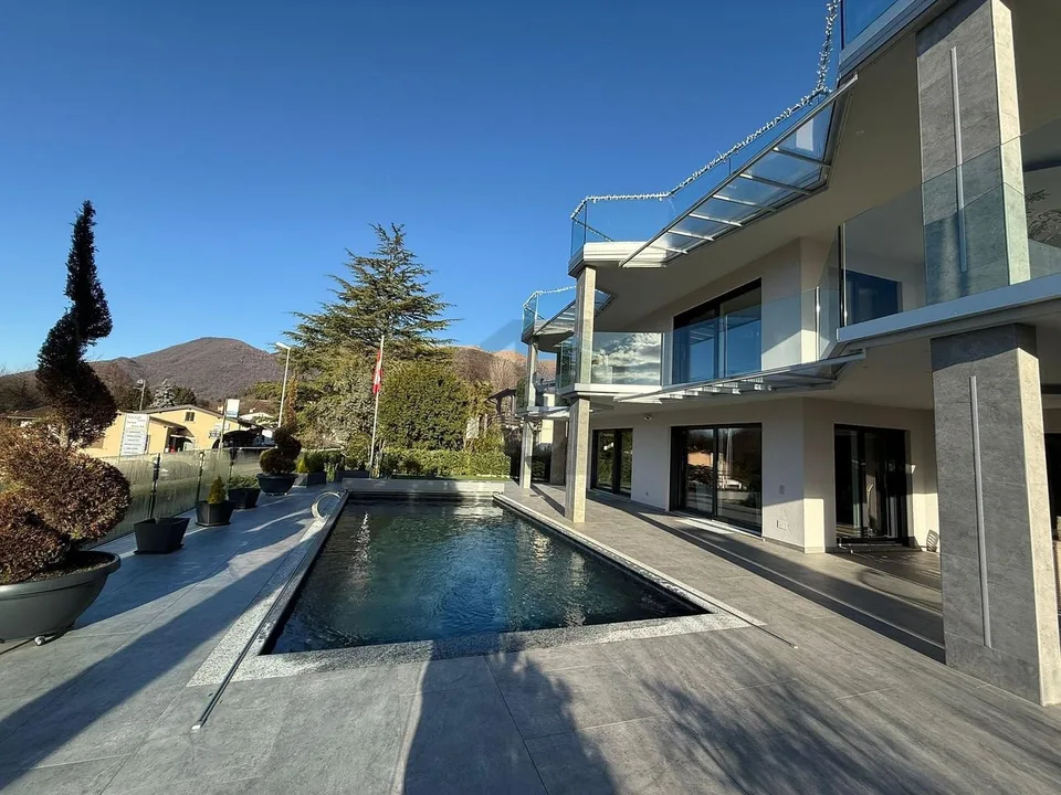 MODERNA ED ELEGANTE CON PISCINA E VISTA – photo 8 of 37