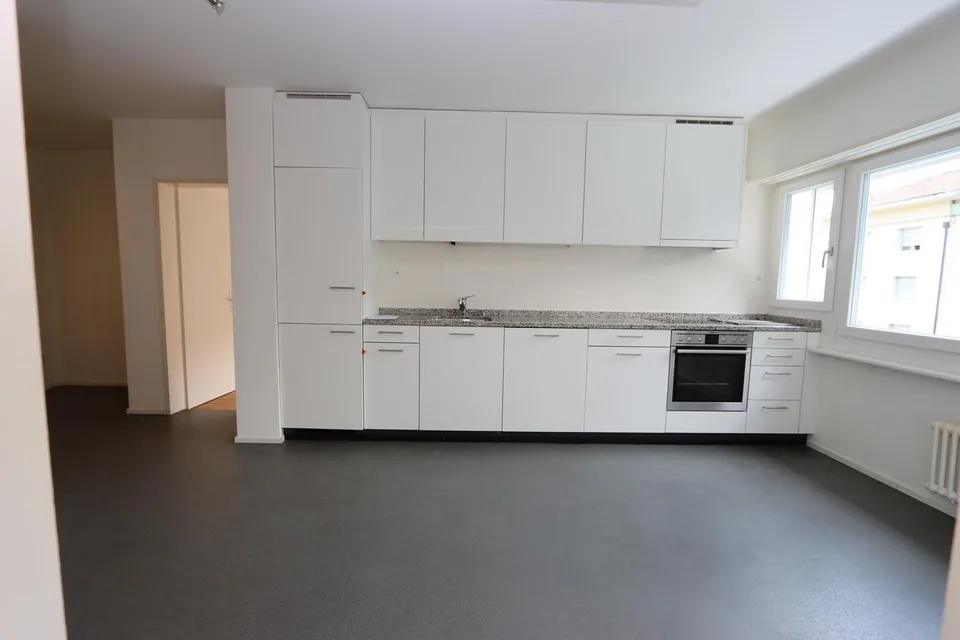 ATTRACTIVE, SPACIOUS 3-ROOM APARTMENT IN A GOOD LOCATION – photo 10 of 12