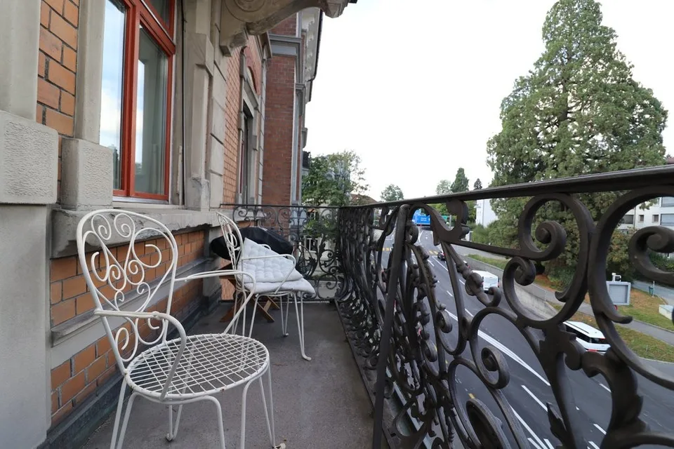 Grosszügige 3.5 Zimmer Wohnung mit Balkon an zentraler Lage