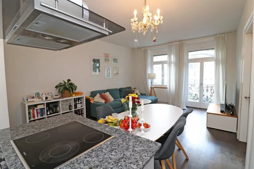 Grosszügige 3.5 Zimmer Wohnung mit Balkon an zentraler Lage