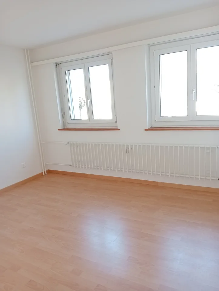 Sonnige 2.5-Zimmer-Wohnung mit Balkon in 8617 Mönchaltorf