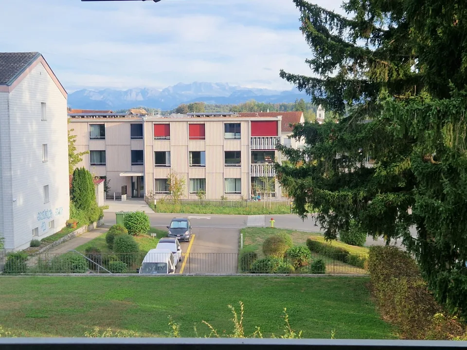 Sonnige 2.5-Zimmer-Wohnung mit Balkon in 8617 Mönchaltorf