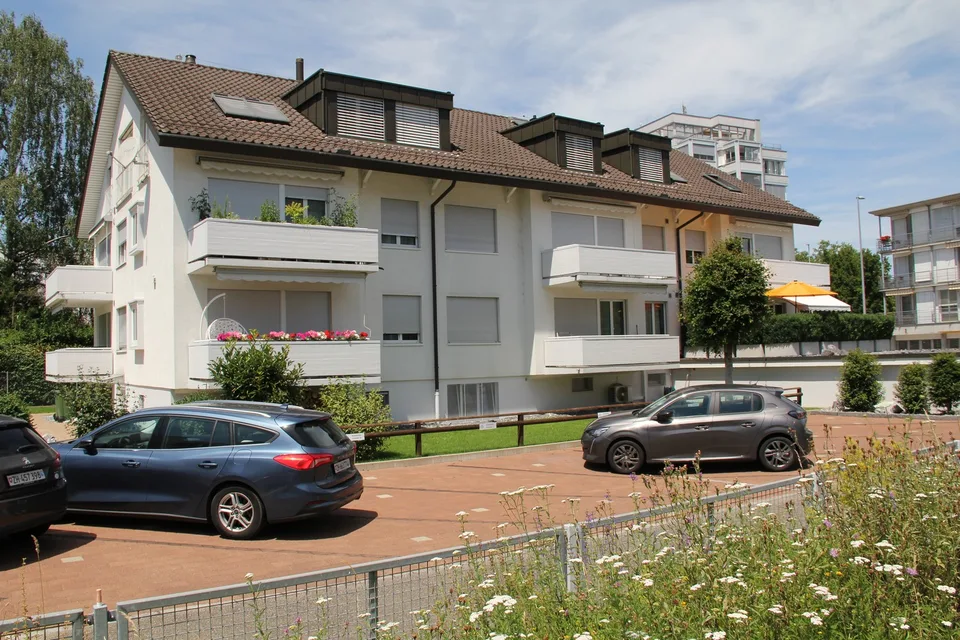 Grosser Parkplatz zu vermieten, sehr nahe Bus und S-Bahn – photo 2 of 5