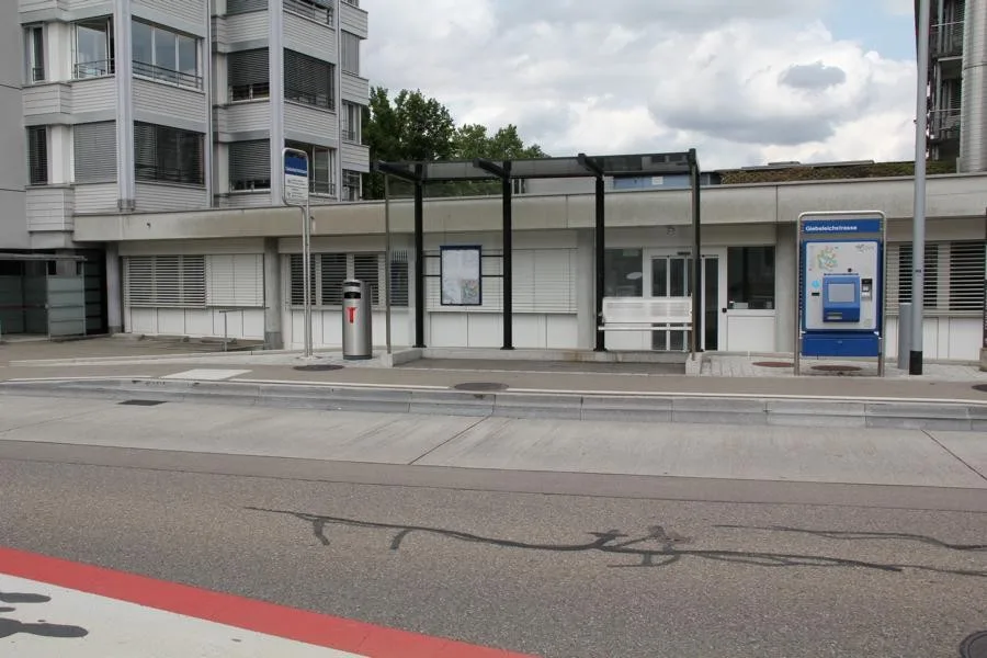 Grosser Parkplatz zu vermieten, sehr nahe Bus und S-Bahn – photo 4 of 5