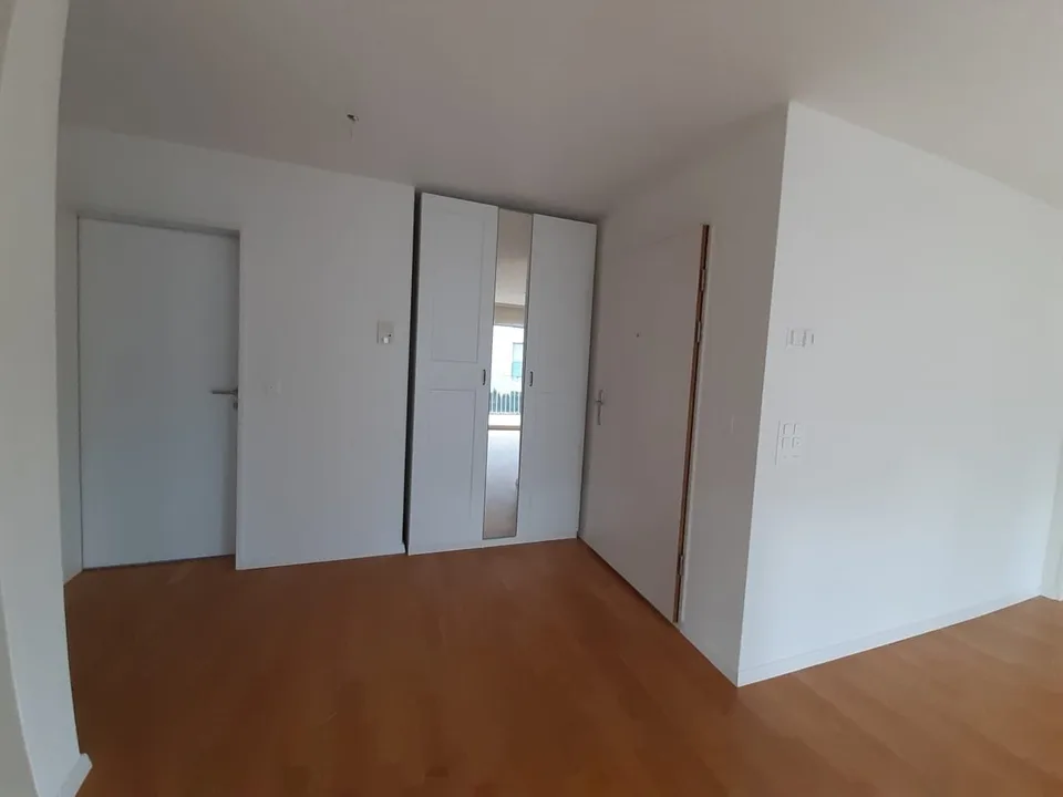 Modern wohnen, schnell in Zürich – 2.5-Zimmerwohnung mit Balkon & TG