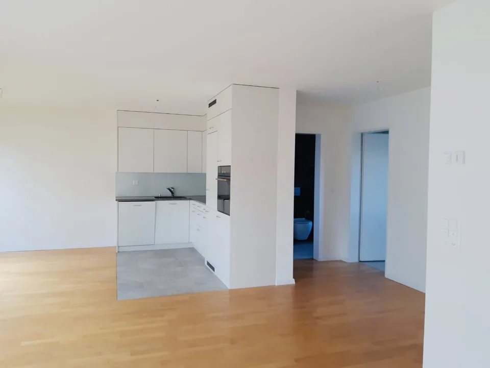 Modern wohnen, schnell in Zürich – 2.5-Zimmerwohnung mit Balkon & TG