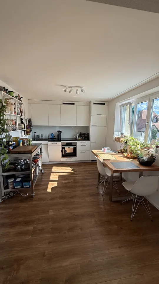 Moderne 2.5-Zimmer-Wohnung (57 m²) mit Balkon und ruhiger Lage, 10 Min. zu Oerlikon