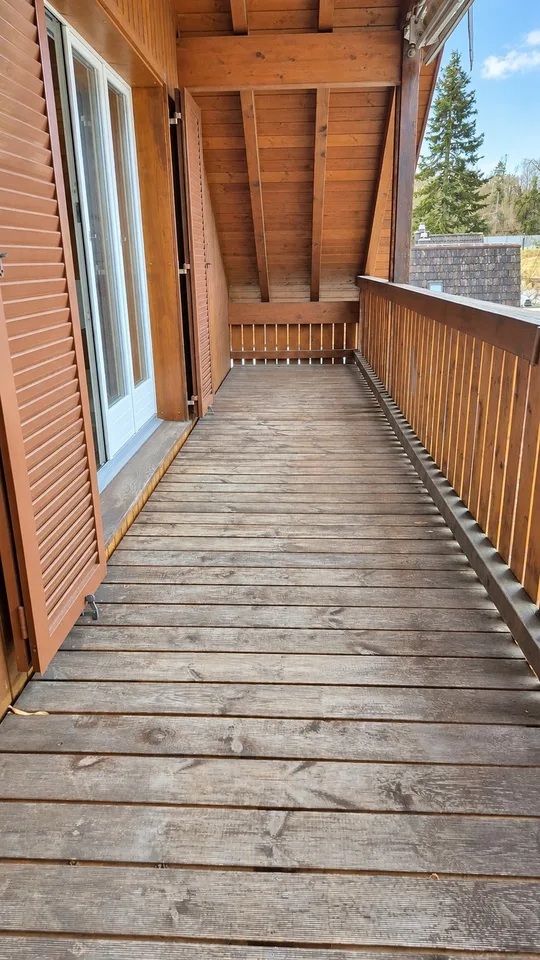 Charmante Dachwohnung mit Sichtbalken, Balkon und viel Wohnkomfort