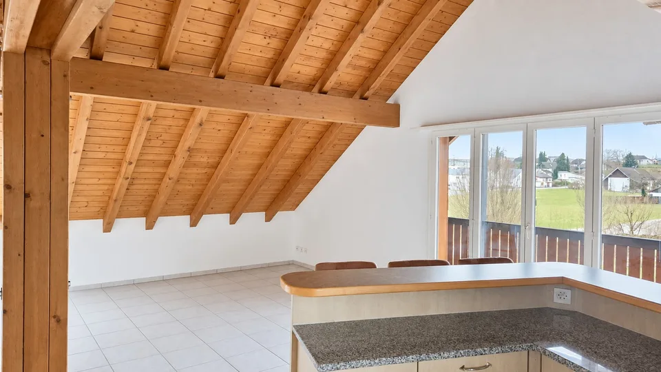 Charmante Dachwohnung mit Sichtbalken, Balkon und viel Wohnkomfort