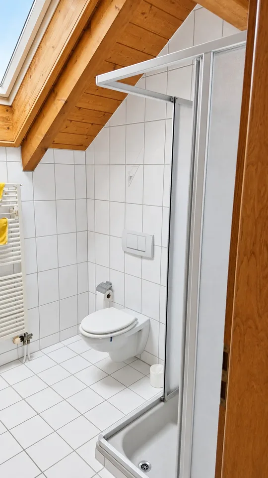 Charmante Dachwohnung mit Sichtbalken, Balkon und viel Wohnkomfort