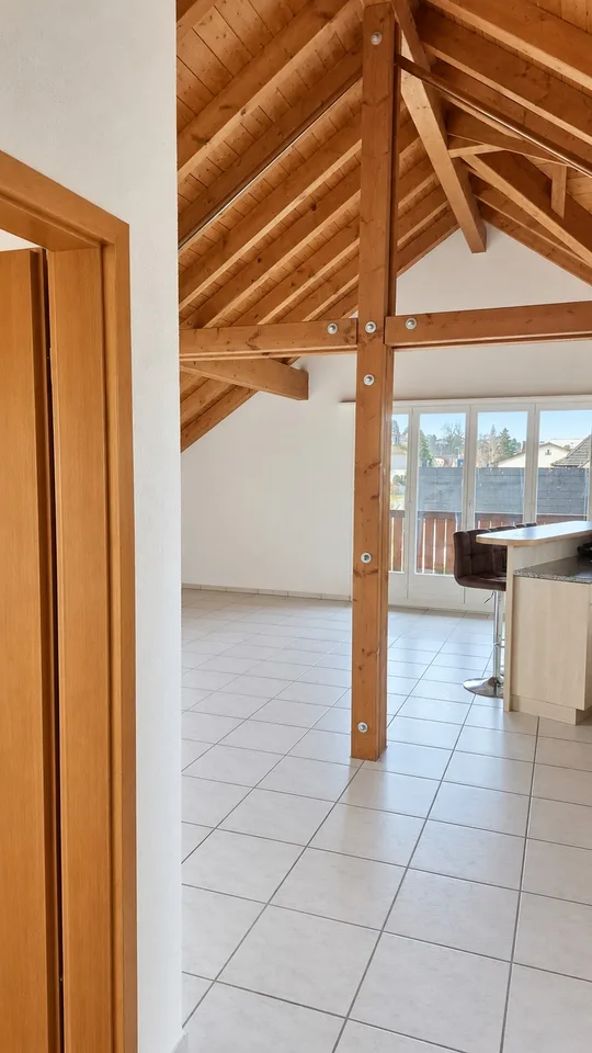 Charmante Dachwohnung mit Sichtbalken, Balkon und viel Wohnkomfort