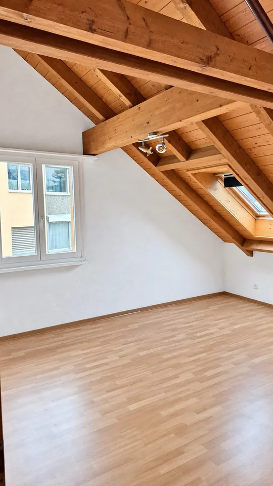 Charmante Dachwohnung mit Sichtbalken, Balkon und viel Wohnkomfort
